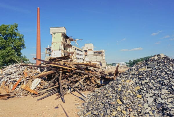 Die Verantwortung für Altlasten z. B. in den Böden eines ehemaligen Industriegeländes oder einer Deponie ist seit 1999 im Bundes-Bodenschutzgesetz geregelt.