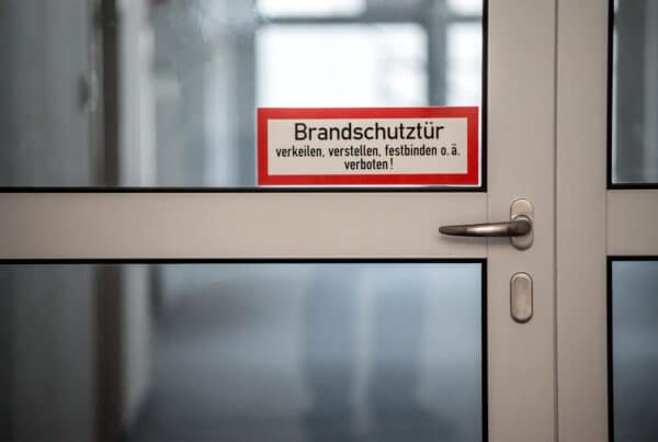 Header-Sicherheit_Brandschutztüren-05-2024